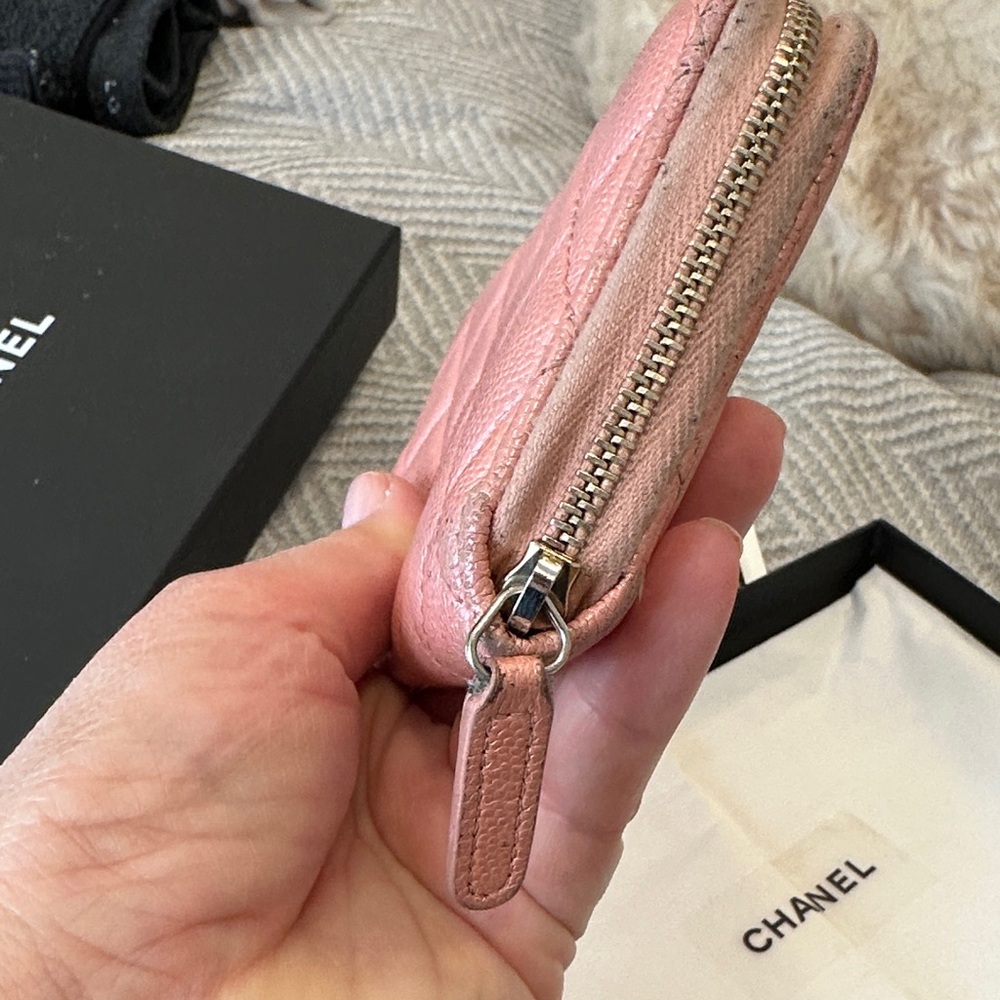 CHANEL Metallic Pink Quilted Card Holder - Picture 7 of 8